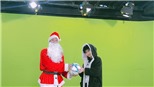 Tuyển thủ Việt Nam hóa ông già Noel tặng quà bạn gái
