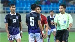 Công Phượng bị hậu vệ Campuchia chọc tức, kéo cổ phạm lỗi 