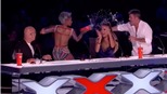 VIDEO: Mel B của Spice Girls hắt nước vào Simon Cowell vì đùa chuyện đêm tân hôn