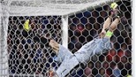 Buffon gặp TAI NẠN khi ăn mừng quá khích chiến thắng của Italy 