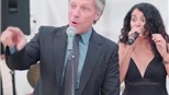 Thủ lĩnh Bon Jovi miễn cưỡng hát 'siêu phẩm' của ban nhạc trong... đám cưới
