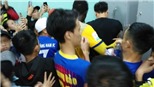 Thủ môn Tiến Dũng bị 'quây' trong phòng thay đồ