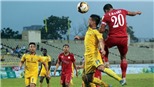 Sao U23 Việt Nam suýt gãy chân vì pha vào bóng thô bạo của cầu thủ TP.HCM