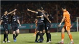 Văn Lâm cản phá penalty, Muangthong ngược dòng thắng kịch tính
