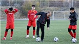 HLV Park Hang Seo thi sút xà ngang cùng cầu thủ U23 Việt Nam