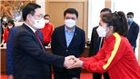 Chủ tịch Quốc hội Vương Đình Huệ gặp mặt đội tuyển bóng đá nữ quốc gia