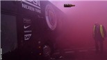 Video cho thấy xe bus Man City bị CĐV Liverpool tấn công dữ dội