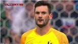 Hugo Lloris suýt... nuốt chửng chuồn chuồn trong trận đấu với Uruguay