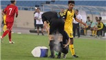 HÀI HƯỚC: Trọng tài suýt bỏ dở trận đấu của U23 Việt Nam vì chấn thương
