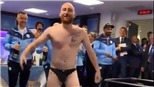 ‘Kitman’ của Man City quẩy tưng bừng sau khi đội nhà giành cú ăn ba