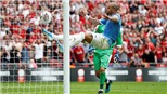 Fan ngả mũ trước pha 'xe đạp chổng ngược' của Walker cứu thua ngoạn mục cho Man City