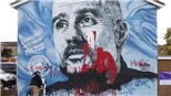 Bức tranh vinh danh Pep Guardiola bị CĐV MU phá hoại