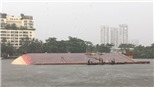 Sà lan chở hàng bị lật úp trên sông Sài Gòn 