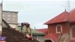 VIDEO: Bắt đối tượng ngáo đá ném con ruột từ tầng 2 xuống đất