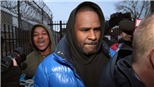 R. Kelly bị bắt vì tấn công tình dục, Seungri vướng cáo buộc làm 'tú ông'