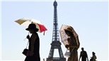 Tháp Eiffel đón du khách trở lại sau 9 tháng đóng cửa do dịch COVID-19