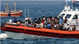 Italy giải cứu hàng trăm người di cư trên biển
