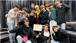 Những hình ảnh chứng minh BTS và TXT là một đại gia đình
