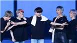 Những khoảnh khắc BTS hoàn toàn chỉ biết dán mắt &#39;út vàng&#39; Jungkook