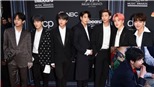 Jungkook BTS vừa dự giải Billboard vừa ăn vặt liên mồm