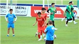HLV Park Hang Seo phải 'một nách hai con'