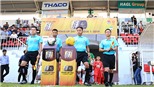 Không VAR, ai 'soi' trọng tài?