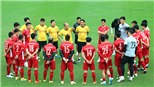 Qua khe cửa sân bóng…