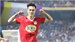 Màn trượt cỏ của Văn Toàn