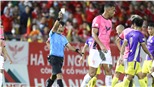 Trọng tài V-League lại bị kêu ca