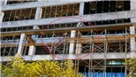 Khung sắt từ cao ốc rơi xuống đường, hai người thương vong