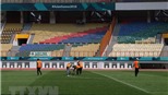 Không khí sân Wibawa Mukti trước giờ G