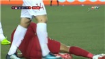 VIDEO: Pha va chạm với Văn Hậu khiến cầu thủ U22 Indonesia phải rời sân sớm