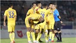 VIDEO: Trọng tài 'cướp' penalty của Nam Định bị treo còi 3 trận