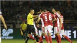 VIDEO: CẬN CẢNH tình huống cầu thủ TP.HCM phẫn nộ bị từ chối penalty