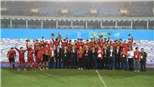 VIDEO: U23 Việt Nam hát Quốc ca đầy xúc động khi nhận HCV SEA Games