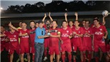 Chữ ký của Quang Hải, Duy Mạnh, Văn Toàn làm nên “Cây mùa xuân” cho cựu tuyển thủ