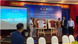 Thủ tướng Nguyễn Xuân Phúc tặng áo đấu gây quỹ giúp đội tuyển nữ Việt Nam