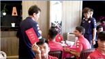 Công Phượng, Tiến Dũng nhận lì xì Tết từ thầy Hàn
