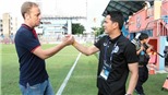 Kiatisuk tư vấn cho HLV đội tuyển Thái Lan tại AFF Cup