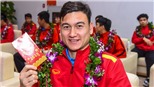 Chùm ảnh: Tuyển Việt Nam được vinh danh khi về nước. Văn Lâm khoe bao lì xì