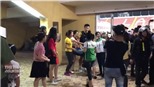Bị CĐV Hải Phòng quây kín, thủ môn Bùi Tiến Dũng vất vả chạy trốn