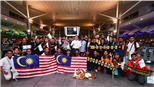 CĐV Malaysia cổ vũ ngay trên máy bay, sẵn sàng 'tiếp lửa' ở Mỹ Đình