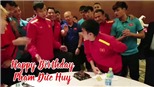 Tiền vệ Đức Huy lại bị chơi khăm khi được tổ chức sinh nhật 'to nhất vùng Vịnh'
