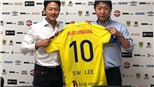 Báo Hàn thất vọng khi Lee Seung Woo trở thành đồng đội của Công Phượng