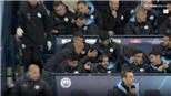 Guardiola giận dữ đập ghế, ôm đầu khi học trò chậm trễ trong tình cảnh cấp bách