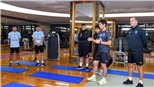 Hủy tập ngoài  trời, HLV Nishino cho cầu thủ Thái Lan tập trong phòng GYM