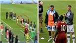 Sao Man City gây tranh cãi vì không vỗ tay chào mừng nhà vô địch Liverpool