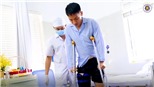 Đỗ Hùng Dũng tập đi sau ca phẫu thuật thành công