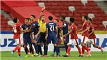 Cầu thủ Singapore chỉ thẳng tay vào mặt trọng tài sau những quyết định gây tranh cãi