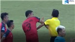 VIDEO cầu thủ Bình Thuận đấm thẳng mặt trọng tài ngay trên sân